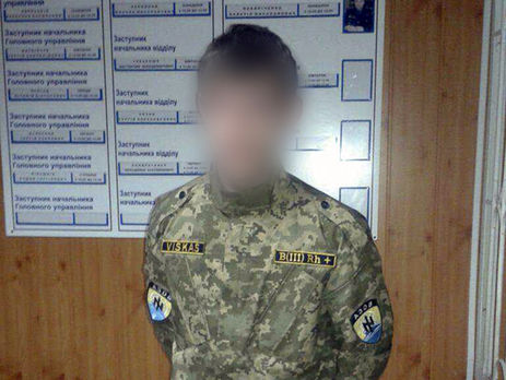 По данным ведомства, мужчина приобрел форму и логотипы полка в интернете