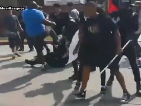 В США четыре человека ранены в столкновении между членами Ку-клукс-клана и их противниками