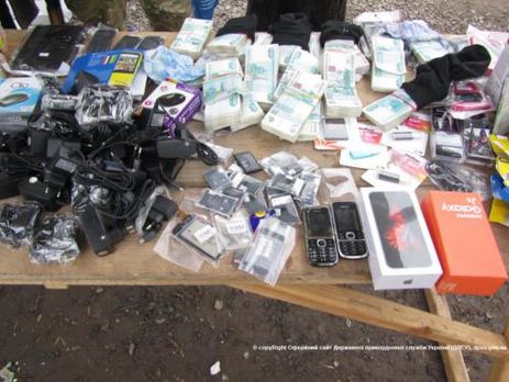 Пограничники задержали супругов, перевозивших из Мариуполя в Донецк 4,3 млн российских рублей