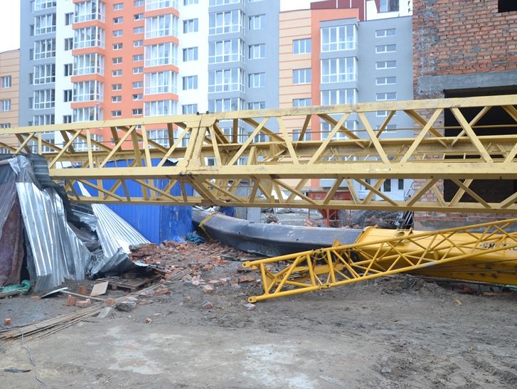 ГСЧС: Под Киевом упал башенный кран, один человек погиб