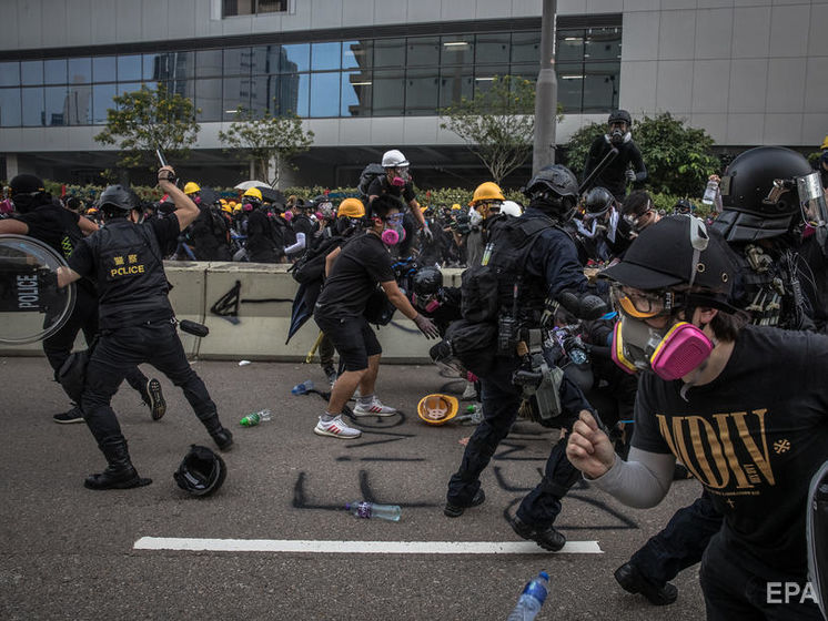 12-й уик-энд протестов в Гонконге. Демонстранты потребовали демонтировать "умные" фонари, обвиняя правительство в слежке
