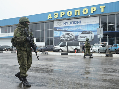 Госпогранслужба: Пункт пропуска "Симферополь-авиа" продолжают контролировать вооруженные люди