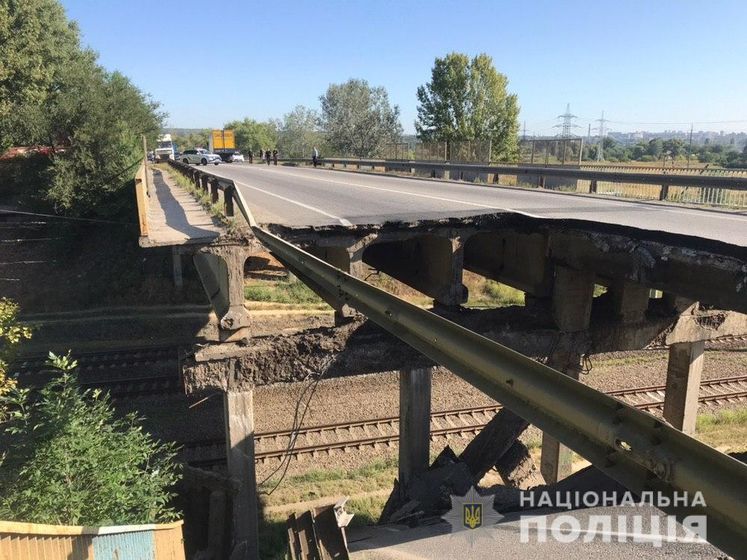 В Харькове обвалился автомобильный мост. Видео