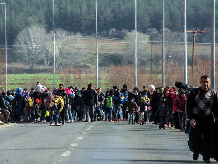 На границе Греции и Македонии полиция применила слезоточивый газ против мигрантов. Видео