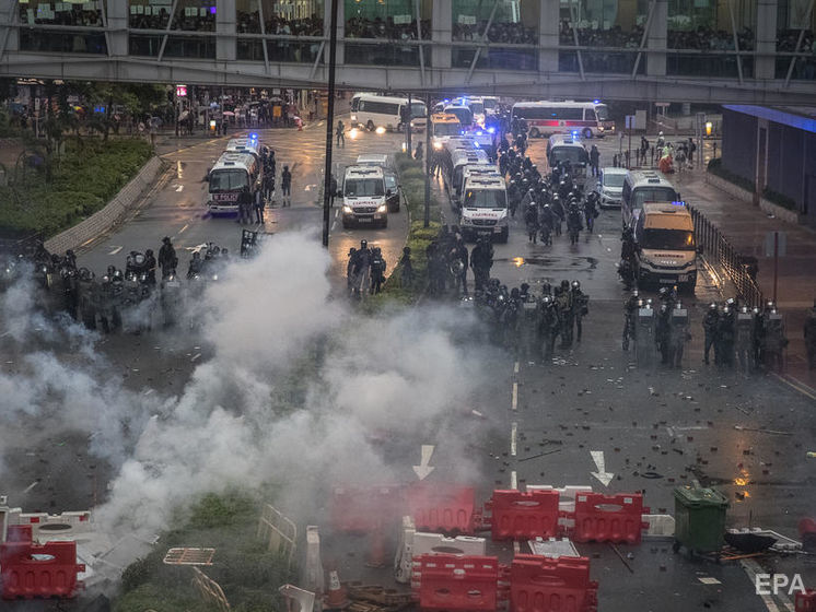 ﻿Протести в Гонконгу. Поліція вперше застосувала водомети й вогнепальну зброю