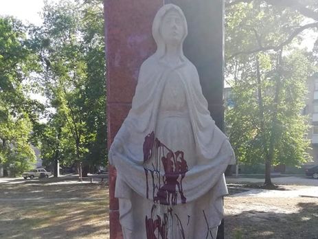 ﻿У Житомирській області облили фарбою пам'ятник захисникам України наступного дня після відкриття – поліція