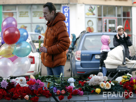 Москвичи несут цветы и игрушки к месту, где обнаружили голову ребенка