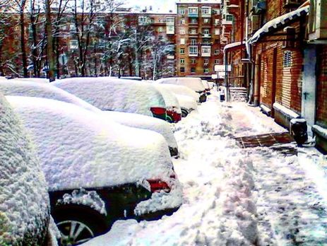 Москву засыпало снегом, сугробы достигают полуметра