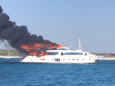 У берегов Майорки загорелась и утонула яхта. По информации СМИ, на борту проходили тайные переговоры российских бизнесменов