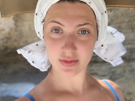 Жена Бабкина станцевала с двухмесячным сыном на руках