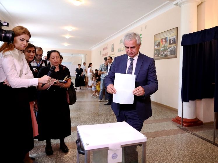 ﻿"Вибори" президента Абхазії. У першому турі визначити переможця не вдалося, 8 вересня відбудеться другий тур