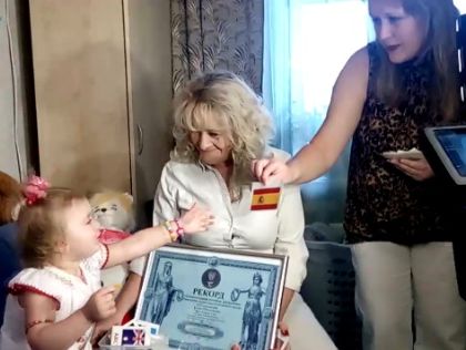 Двухлетняя украинка установила рекорд, назвав 237 государственных флагов