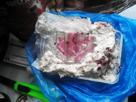 В Донецкой области мужчина пытался отправить по почте боеприпасы, спрятанные в сале и варенье