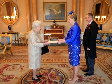 Новый посол Украины в Великобритании прибыла на торжественный прием к английской королеве