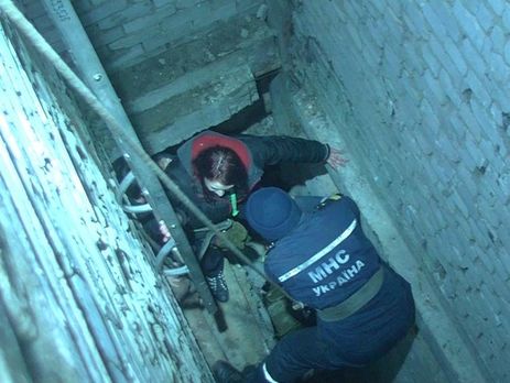 Парень и девушка стояли на краю плиты перекрытия посреди 8-метровой шахты бункера