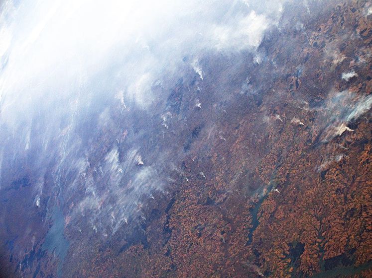 Итальянский астронавт снял из космоса дым от лесных пожаров в Амазонии