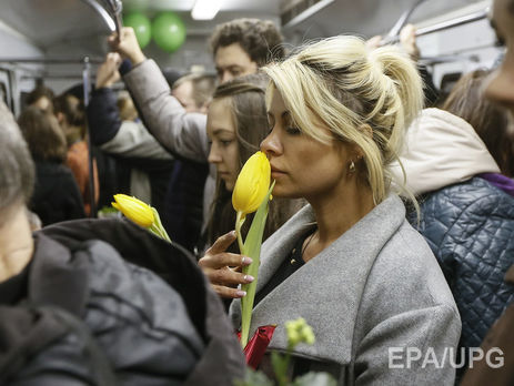 Количество мужчин, планирующих подарить женщинам цветы, превышает количество женщин, желающих их получить