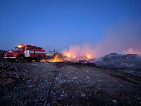 В Марганце тушат пожар на бывшем мусорном полигоне. Фоторепортаж