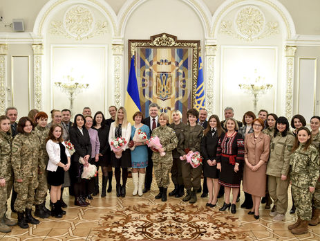 Порошенко накануне 8-го марта наградил женщин, принимающих участие в АТО