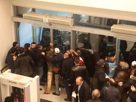 Турецкая полиция водометами и газом разогнала митинг в защиту оппозиционной газеты. Фоторепортаж