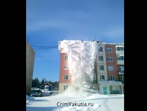 В Якутии снежная лавина снесла с крыши пятиэтажки трех уборщиков снега. Видео