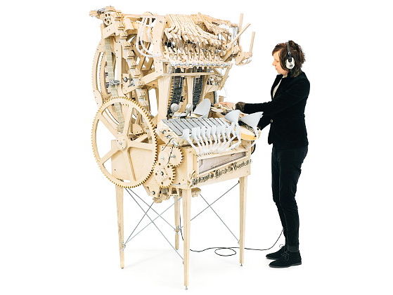 Шведский музыкант создал музыкальный инструмент, работающий с помощью двух тысяч металлических шариков. Видео
