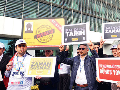 В Турции полиция с помощью пластиковых пуль и слезоточивого газа разогнала акцию в поддержку оппозиционной газеты Zaman
