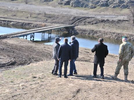 Открытый недавно мост через реку Кальмиус позволил наладить сообщение между поселками Орловское, Чермалик и городом Мариуполь Донецкой области