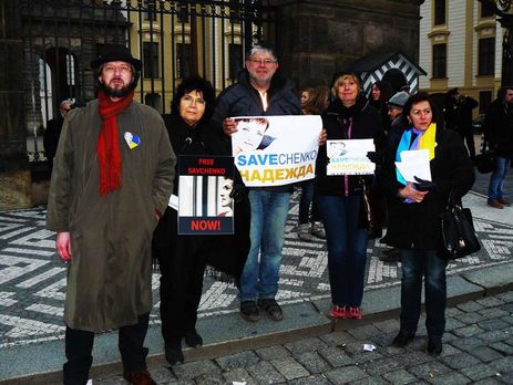 Возле администрации президента Чехии Земана начались пятидневные пикеты в поддержку Савченко. Фоторепортаж