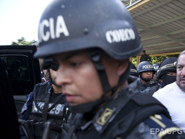 В Гондурасе одетые в полицейскую форму люди расстреляли посетителей бильярдной