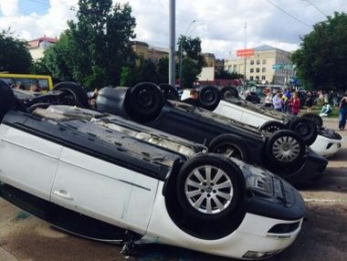 Неизвестные забросали фаерами посольство РФ и повредили автомобили дипломатов на парковке &ndash; соцсети
