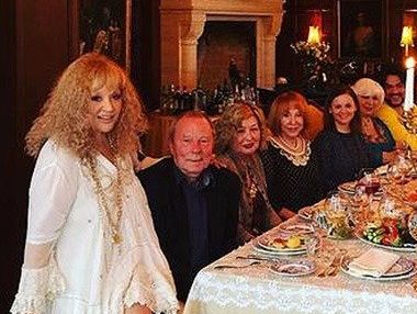 Киркоров, Буйнов, Прошутинская пришли к Пугачевой и Галкину на праздник желтых цветов. Фото