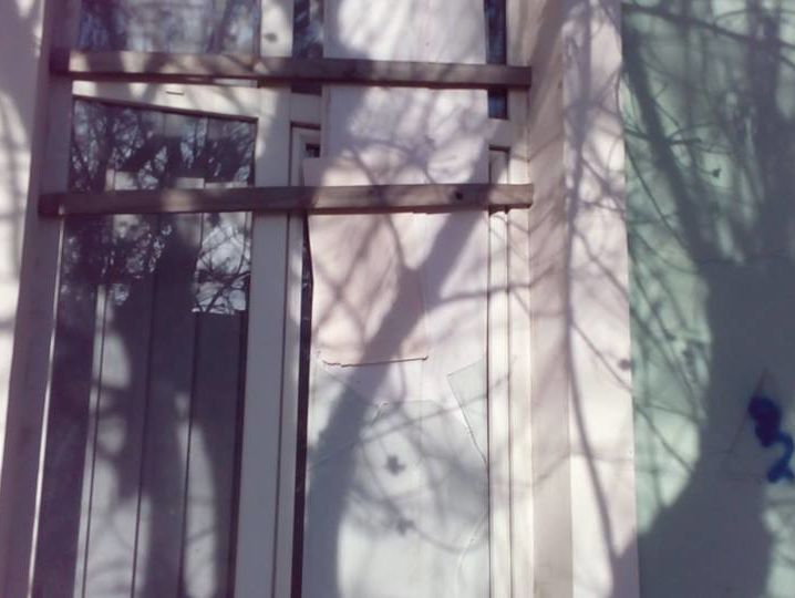 В оккупированном Симферополе вандалы разбили окна в здании Меджлиса