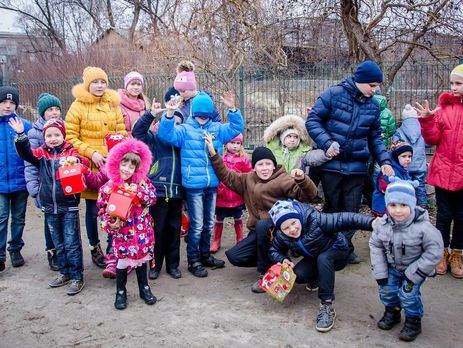“Мой папа – герой”. В Харькове волонтеры сводили на концерт и в дельфинарий детей, чьи отцы погибли на Донбассе. Фоторепортаж