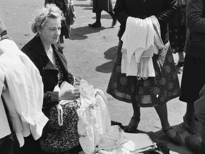 Киевлянка Хорошунова в дневнике 1942 года: На базарах посиневшие, полураздетые женщины не выторговывают и 10 руб., а рядом жирные спекулянтки тысячами считают деньги