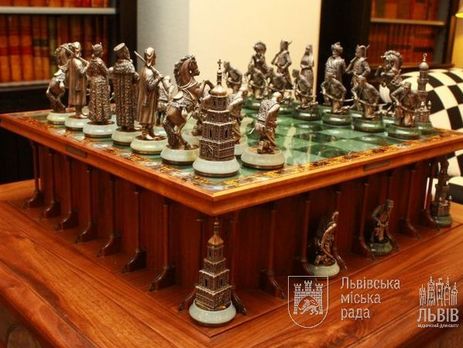 Во Львове украинская и китайская шахматистки сыграли ювелирными шахматами
