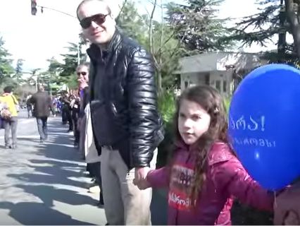 #FreeSavchenko. Грузины организовали живую семикилометровую цепь в Тбилиси в поддержку Савченко. Видео