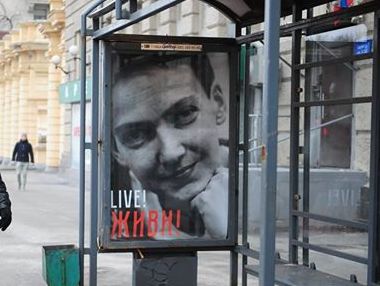 В Москве на остановке появился плакат с портретом Савченко и надписью "Живи!"