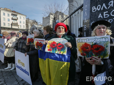 Участники акции у посольства РФ 8 марта