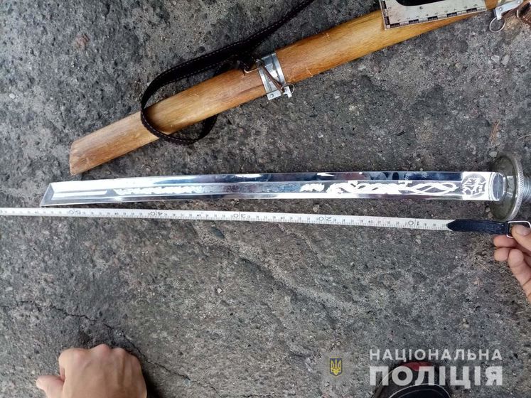 ﻿У Харківській області поліція затримала чоловіка, який погрожував медикам мечем