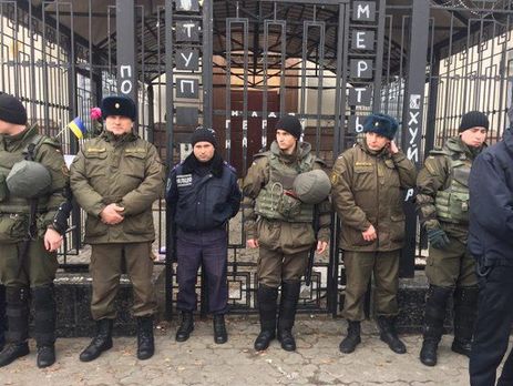 Украинские силовики возле посольства РФ в Киеве