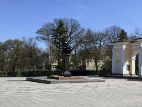 В Симферополе возлагают цветы к памятнику Шевченко – СМИ
