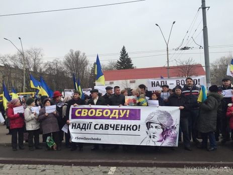 Возле посольства РФ в Киеве проходит акция в поддержку Савченко. Фоторепортаж