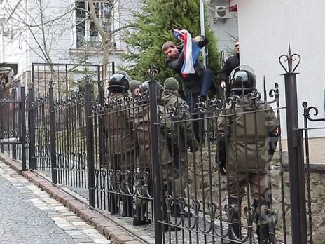 Парасюк сорвал флаг с российского консульства во Львове. Видео
