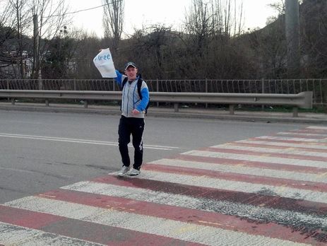Крымские активисты провели серию одиночных пикетов в поддержку Савченко