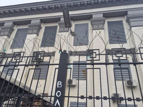 Здание российского посольства в Киеве забросали бутылками с йодом и яйцами