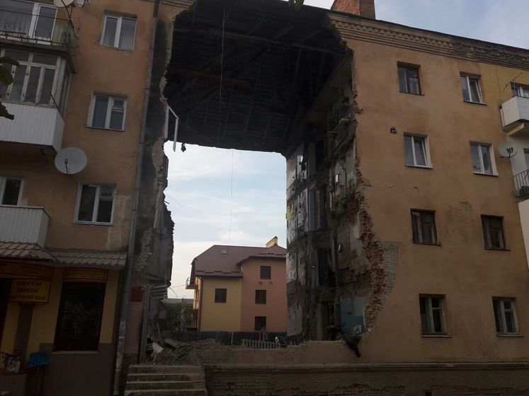Спасатели полностью разобрали завалы после обрушения подъезда в жилом доме в Дрогобыче