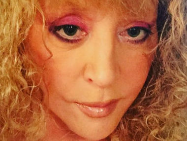 Пугачева вышла в свет в полупрозрачной блузе. Фото