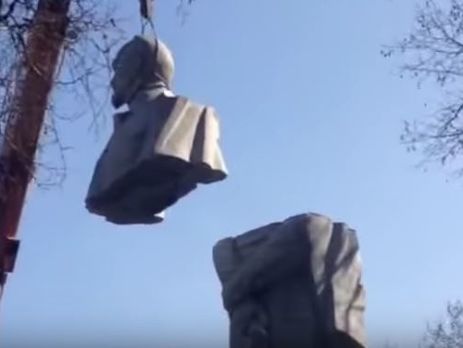 В Запорожье памятник Дзержинскому распилили пополам. Видео