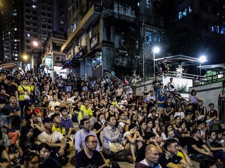 Участники протестов в Гонконге устроили просмотр фильма о Революции достоинства